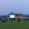 Thảm cỏ xanh ở quảng trường Gwanghwamun được thiết kế rộng hơn để phục vụ nhu cầu thư giãn, nghỉ ngơi của khách tham quan. (Ảnh: Anh Nguyên/TTXVN)