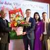 Đại sứ Vũ Quang Minh (thứ 3, trái sang) tặng hoa chúc mừng Không gian văn hóa Việt tại Cộng hòa Liên bang Đức nhân 10 năm thành lập. (Ảnh: Mạnh Hùng/TTXVN)