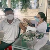 Tiêm vaccine phòng COVID-19 mũi 4 cho người dân tại Bệnh viện Đa khoa Sài Gòn-Phan Rang. (Ảnh: Công Thử/TTXVN)