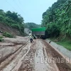 Nhiều điểm sạt lở với khối lượng đất đá lớn trên tuyến đường Tỉnh lộ 435 đã làm cho xã Thung Nai bị cô lập về đường bộ. (Nguồn: Báo Hòa Bình)