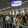 Hành khách xếp hàng chờ làm thủ tục lên máy bay tại sân bay Schiphol ngày 21/6/2022. (Nguồn: AP)