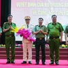 Lãnh đạo Công an tỉnh Hòa Bình tặng hoa chúc mừng Đại tá Đỗ Thanh Bình và Đại tá Lê Xuân Minh. (Nguồn: Cand)