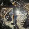 Những phu vàng làm việc trong các hầm đào vàng sâu hun hút tại điểm Nậm Khá, xã Mù Cả, huyện Mường tè, tỉnh Lai Châu. (Ảnh: PV TTXVN tại Lai Châu)