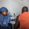 Nhân viên y tế tiêm vaccine ngừa Ebola ở Goma, Cộng hòa Dân chủ Congo. (Ảnh: AFP/TTXVN)