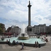 Người dân tránh nóng bên đài phun nước tại Quảng trường Trafalgar ở thủ đô London, Anh. (Ảnh: AFP/TTXVN)
