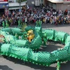 Biểu diễn múa Rồng dài 49 mét tại Lễ hội nghinh ông Quan Thánh Đế Quân Bình Thuận. (Ảnh: Nguyễn Thanh/TTXVN)