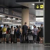 Hành khách chờ đổi vé của Hãng hàng không Ryanair ở sân bay El Prat, Tây Ban Nha do cuộc đình công của nhân viên hàng không châu Âu, ngày 30/6/2022. (Ảnh: AFP/TTXVN)