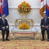 Chủ tịch đảng Nhân dân Campuchia, Thủ tướng Chính phủ Campuchia Samdech Techo Hun Sen tiếp Trưởng Ban Đối ngoại Trung ương Lê Hoài Trung. (Ảnh: TTXVN phát)