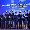 Các Tổng Giám đốc đường sắt 8 nước ASEAN thể hiện sự đoàn kết. (Ảnh: Văn Dũng/TTXVN)