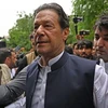 Cựu Thủ tướng Pakistan Imran Khan (giữa) tới phiên tòa ở Islamabad ngày 25/8. (Ảnh: AFP/TTXVN)