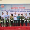 Ông Nguyễn Hồ Hải, Phó Bí thư Thành ủy Thành phố Hồ Chí Minh và lãnh đạo Ủy ban Mặt trận Tổ quốc Việt Nam Thành phố Hồ Chí Minh trao tặng cây cảnh cho người dân quận 8. (Ảnh: Đinh Hằng/TTXVN)