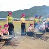 Phụ nữ xã Ngọc Chiến, huyện Mường La, tỉnh Sơn La, làm cốm tại Lễ hội mừng cơm mới. (Ảnh: Nguyễn Cường/TTXVN)