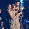 Taylor Swift giành được giải thưởng danh giá nhất Video of the year. (Nguồn: Tridentofcnc)