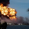 Khói lửa bốc lên từ các đám cháy tại kho chứa dầu gần thành phố Matanzas, Cuba, ngày 9/8. (Ảnh: AFP/TTXVN)