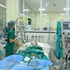Nhân viên y tế chăm sóc, điều trị cho bệnh nhân COVID-19 nặng tại Khoa Hồi sức tích cực-Bệnh viện Bệnh Nhiệt đới Trung ương. (Ảnh: Minh Quyết/TTXVN)