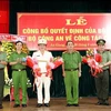 Ban Giám đốc Công an tỉnh An Giang tặng hoa chúc mừng Đại tá Lâm Phước Nguyên (thứ 3 trái qua) và Đại tá Đinh Văn Nơi. (Ảnh: Công Mạo/TTXVN)