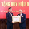 Phó Thủ tướng Thường trực Phạm Bình Minh trao Huy hiệu 75 năm tuổi Đảng tặng ông Nguyễn Mạnh Cầm. (Ảnh: Lâm Khánh/TTXVN)