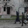 Người dân Ukraine sơ tán khỏi thành phố Mariupol. (Ảnh: THX/TTXVN)