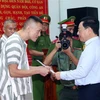 Phó Thủ tướng Thường trực Chính phủ Phạm Bình Minh, Chủ tịch Hội đồng tư vấn đặc xá trao quyết định đặc xá cho các phạm nhân. (Ảnh: Phạm Kiên/TTXVN)