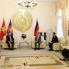 Đại sứ Vũ Quang Minh (thứ 4, phải sang) trao đổi với Đại sứ Lào Phomma Boutthavong (thứ 3, trái sang). (Ảnh: Mạnh Hùng/TTXVN)