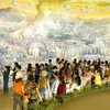 Đông đảo du khách tham quan bức tranh panorama Chiến dịch Điện Biên Phủ. (Ảnh: Xuân Tư/TTXVN)
