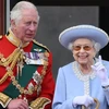 Nữ hoàng Elizabeth II và con trai Thái tử Charles - người vừa trở thành tân vương. (Nguồn: AFP)