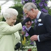 Bức ảnh chụp Nữ hoàng Elizabeth II và Thái tử Charles, nay là Vua Charles III, vào năm 2009. (Nguồn: Getty Images)