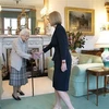 Nữ hoàng Elizabeth II (trái) và bà Liz Truss (phải) tại cuộc gặp ở London, Anh, ngày 6/9. (Ảnh: AFP/TTXVN)