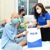 Các đoàn viên thanh niên TTXVN trao quà cho các bệnh nhi nhân dịp Tết Trung Thu. (Ảnh minh họa: Minh Đức/TTXVN)