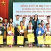 Phó Chủ tịch nước Võ Thị Ánh Xuân tặng quà cho học sinh tiêu biểu của huyện Văn Chấn. (Ảnh: Tuấn Anh/TTXVN)