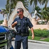 Lực lượng thực thi pháp luật Mỹ gác bên ngoài tư dinh của cựu Tổng thống Donald Trump Mar-A-Lago ở Palm Beach, Florida ngày 9/8. (Ảnh: AFP/TTXVN)