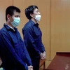 Hai bị cáo nghe tuyên án ngày 12/9. (Ảnh: Thành Chung/TTXVN)