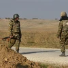 Binh sỹ Armenia tuần tra trên tuyến đường gần làng Berdashen thuộc tỉnh Shirak, khu vực ranh giới ngừng bắn với Azerbaijan. (Ảnh: AFP/TTXVN)