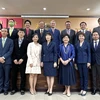 Đại diện Hội hữu nghị Thái Lan-Việt Nam cùng các doanh nghiệp Thái Lan chụp ảnh lưu niệm với cán bộ nhân viên Đại sứ quán Việt Nam. (Ảnh: TTXVN phát)