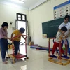 Tập phục hồi chức năng cho các học sinh khuyết tật. (Ảnh: Phạm Kiên/TTXVN)