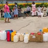 Người dân xếp hàng mua dầu hỏa tại Colombo, Sri Lanka. (Ảnh: AFP/TTXVN)