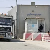 Xe tải đi qua cửa khẩu Kerem Shalom giữa Israel và Dải Gaza, tại Rafah ngày 1/9/2021. (Ảnh: AFP/TTXVN)
