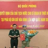 Thượng tướng Hoàng Xuân Chiến trao Quyết định của Chủ tịch nước cho Thiếu tá Bùi Văn Nhung làm nhiệm vụ quan sát viên quân sự tại Phái bộ Gìn giữ hòa bình Liên hợp quốc ở Cộng hòa Nam Sudan. (Ảnh: TTXVN/phát)