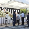 Ngay từ sáng sớm, hàng ngàn người, trong đó có cả những người Việt Nam đang sinh sống tại Nhật Bản, đã xếp hàng trước công viên Kudanzaka để đặt hoa tưởng niệm. (Ảnh: Đào Thanh Tùng/TTXVN)
