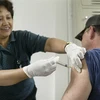 Tiêm vaccine phòng cúm mùa tại Los Angeles, Mỹ. (Nguồn: AFP/TTXVN)