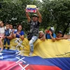 Người dân theo dõi buổi lễ mở lại các cửa khẩu biên giới đường bộ giữa Venezuela và Colombia. (Nguồn: Reuters)