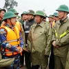 Phó Thủ tướng Chính phủ Lê Văn Thành kiểm tra tình hình thiệt hại và công tác khắc phục hậu quả. (Ảnh: TTXVN phát)