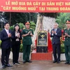 Lễ mở bia đá cây di sản Việt Nam tại Trung đoàn 726. (Ảnh: TTXVN phát)