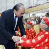 Chủ tịch nước Nguyễn Xuân Phúc hỏi thăm các cụ cao tuổi tại buổi lễ. (Ảnh: Thống Nhất/TTXVN)