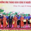 Chủ tịch nước Nguyễn Xuân Phúc tặng quà các cụ cao tuổi tại buổi lễ. (Ảnh: Thống Nhất/TTXVN)