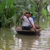 Người dân thôn Vạn Thọ, xã Vạn Hòa, huyện Nông Cống, Thanh Hóa phải dùng thuyền để di chuyển. (Ảnh: Nguyễn Nam/TTXVN)