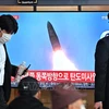 Truyền hình Hàn Quốc đưa tin về vụ phóng tên lửa của Triều Tiên ngày 4/10. (Ảnh: AFP/TTXVN)