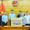 Thứ trưởng Ngoại giao Phạm Quang Hiệu, Chủ nhiệm Ủy ban Nhà nước về người Việt Nam ở nước ngoài tiếp nhận sản phẩm hỗ trợ điều trị COVID-19. (Nguồn: Báo Quốc tế)