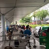 Hành khách chờ đón xe công nghệ, taxi tại sân bay Tân Sơn Nhất. (Ảnh: Tiến Lực/TTXVN)