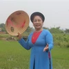 Nghệ nhân ưu tú Nguyễn Thị Tâm hát dân ca ví, giặm. (Ảnh: Bích Huệ/TTXVN)